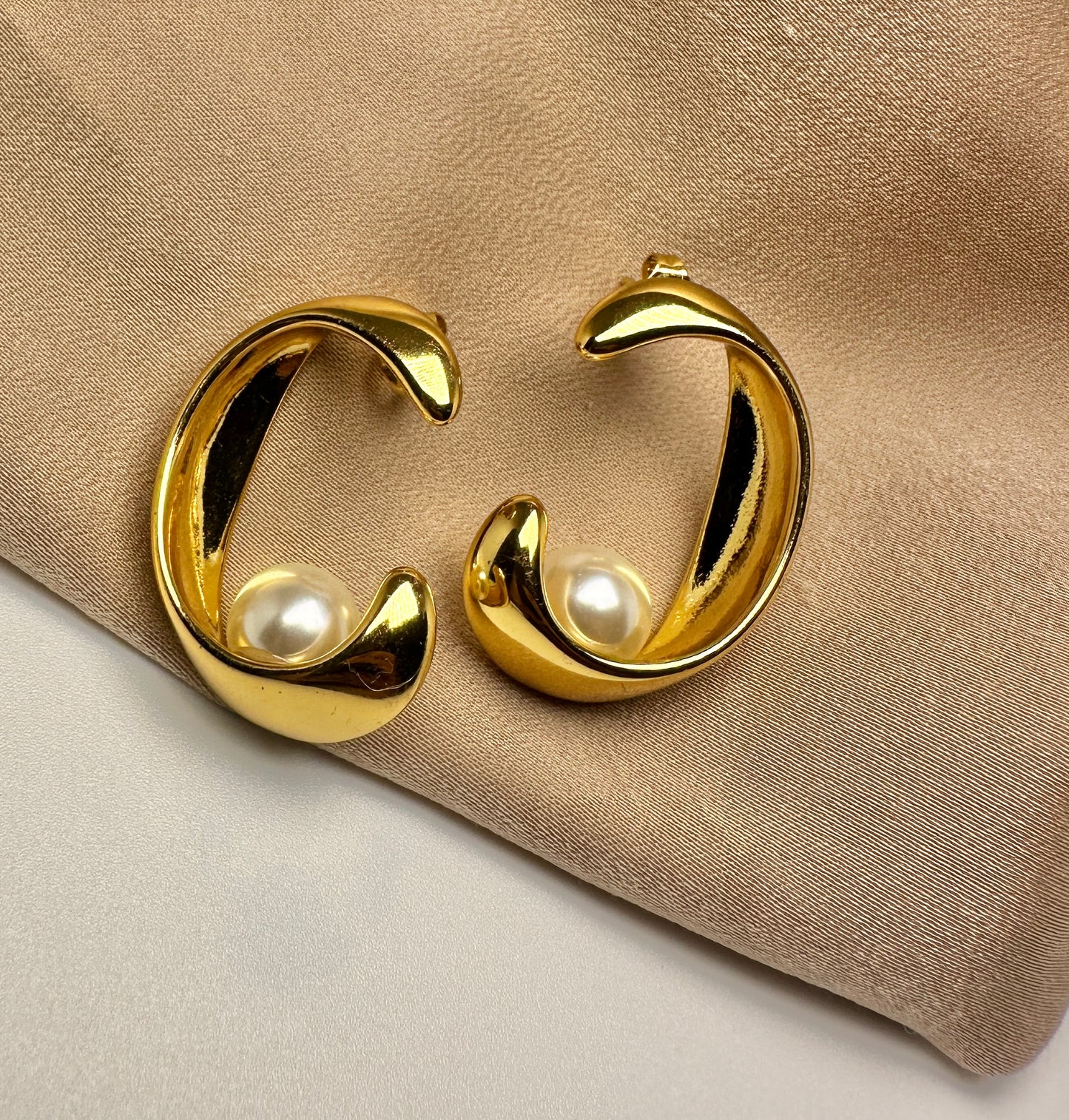 Golden Curve Earrings with Pearl