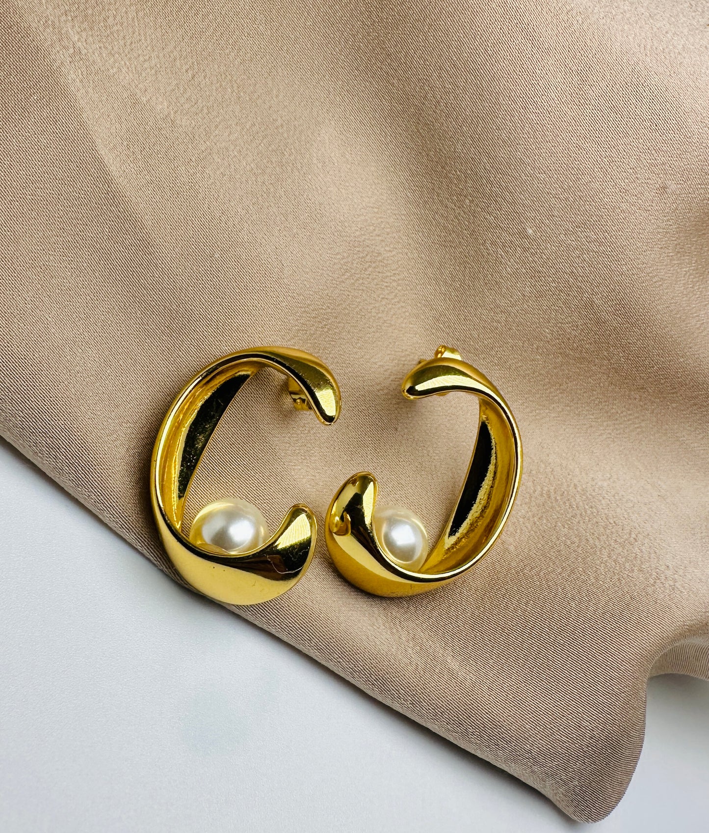 Golden Curve Earrings with Pearl